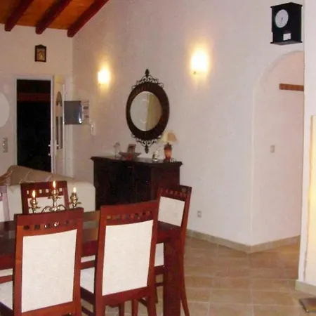 Spiti Ute Villa Makrádes