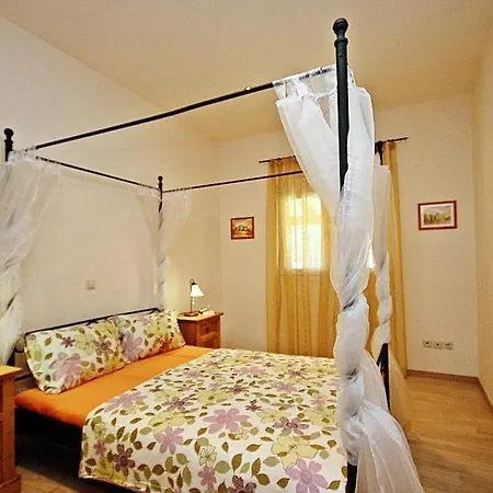 Spiti Ute Villa Makrádes